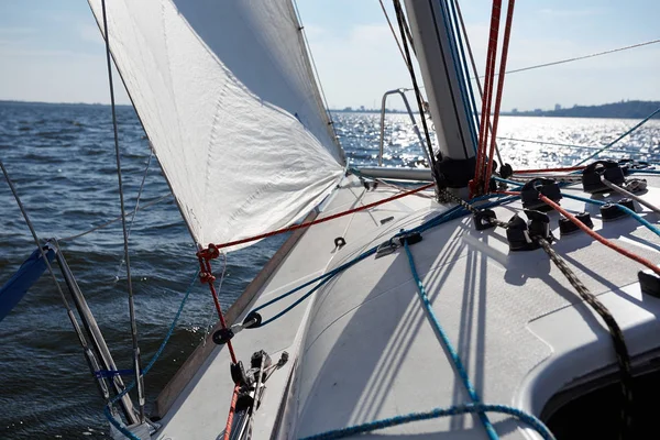 Kiev, Ukraine - 30 septembre 2016 : Journée d'entraînement au yacht à voile. Avant la course sur le réservoir — Photo