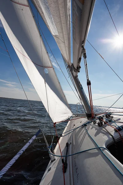 Kiev, Ukraina - 30 September 2016: Sailing yacht träningsdag. Innan loppet på reservoaren — Stockfoto