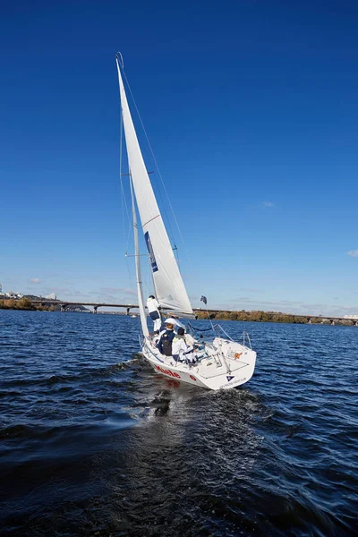 Kiev, Ucraina - 30 settembre 2016: Giornata di formazione yacht a vela. Prima della gara sul serbatoio — Foto Stock