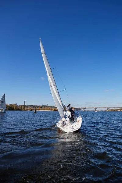 Kiev, Ucrania - 30 de septiembre de 2016: Día de entrenamiento de yates de vela. Antes de la carrera en el embalse — Foto de Stock