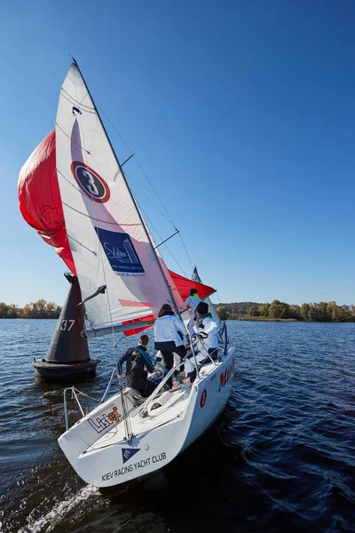 Kiev, Ucraina - 30 settembre 2016: Giornata di formazione yacht a vela. Prima della gara sul serbatoio — Foto Stock