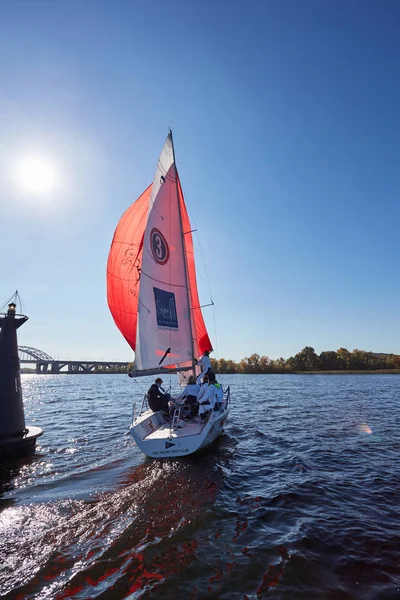 Kiev, Ukraine - 30 septembre 2016 : Journée d'entraînement au yacht à voile. Avant la course sur le réservoir — Photo