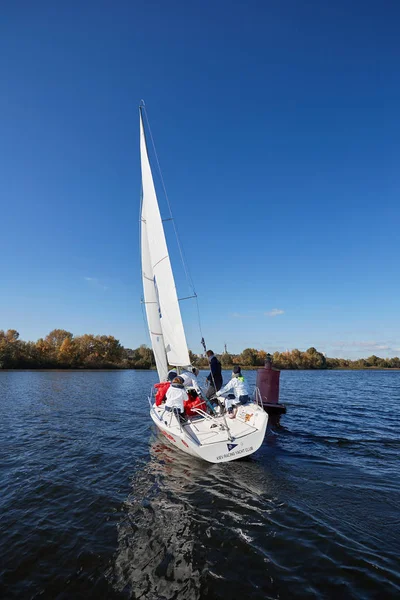 Kiev, Ukraine - September 30, 2016: Sailing yacht training day. Before race on the reservoir — Stock Photo, Image