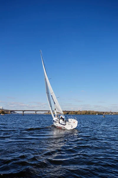 Kiev, Ucrania - 30 de septiembre de 2016: Día de entrenamiento de yates de vela. Antes de la carrera en el embalse — Foto de Stock