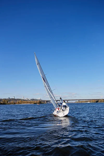 Kiev, Ukraine - 30 septembre 2016 : Journée d'entraînement au yacht à voile. Avant la course sur le réservoir — Photo