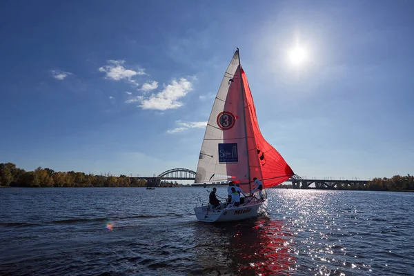 Kiew, Ukraine - 30. September 2016: Segelschultag. Vor dem Rennen auf dem Stausee — Stockfoto