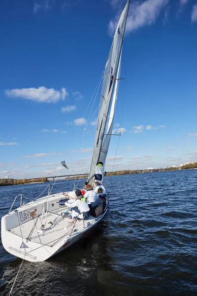 Kiev, Ucraina - 30 settembre 2016: Giornata di formazione yacht a vela. Prima della gara sul serbatoio — Foto Stock