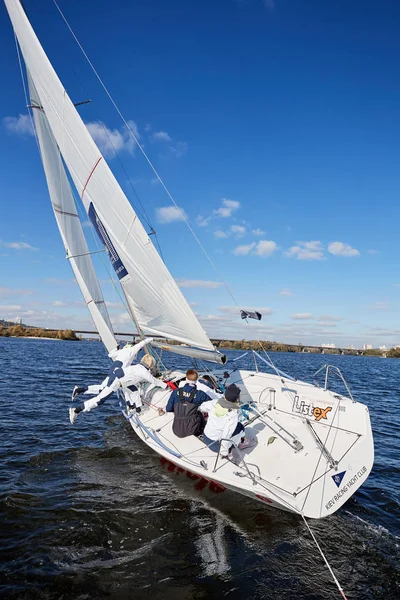 Kiev, Ukraine - 30 septembre 2016 : Journée d'entraînement au yacht à voile. Avant la course sur le réservoir — Photo