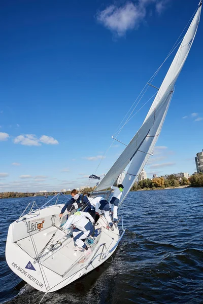 Kiev, Ucrania - 30 de septiembre de 2016: Día de entrenamiento de yates de vela. Antes de la carrera en el embalse — Foto de Stock