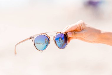 Sahilde güneş gözlüğü