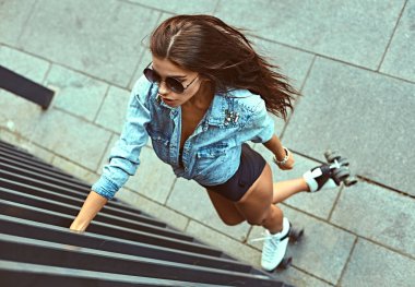 Mutlu genç kadın paten tam uzunlukta