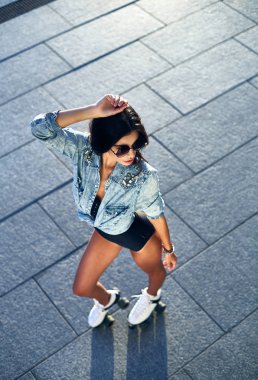 Mutlu genç kadın paten tam uzunlukta