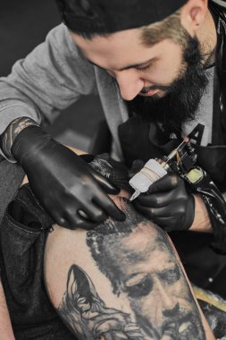 Dövme ana tattoosalon içinde dövme
