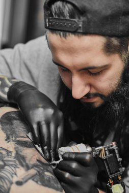 Dövme ana tattoosalon içinde dövme