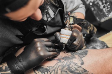 Dövme ana tattoosalon içinde dövme