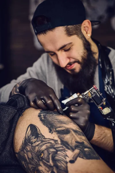 Maestro del tatuaje está tatuando en el tattoosalon —  Fotos de Stock