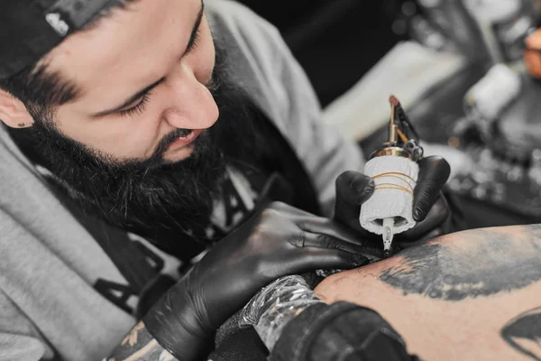 Татуировка мастера татуировки в татуировке — стоковое фото