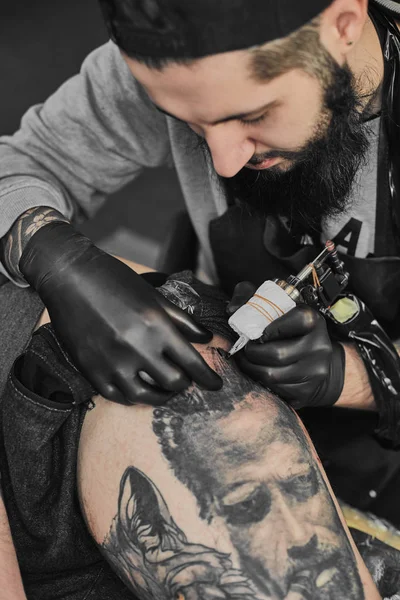 Tatuering master tatuering i tattoosalon — Stockfoto