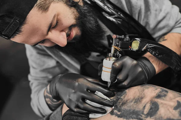Maestro del tatuaje está tatuando en el tattoosalon —  Fotos de Stock