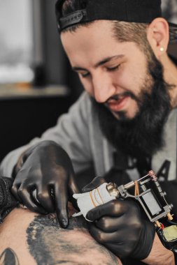 Dövme ana tattoosalon içinde dövme
