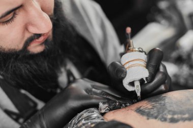 Dövme ana tattoosalon içinde dövme