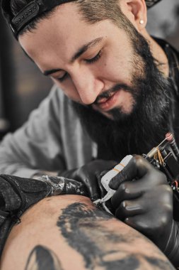 Dövme ana tattoosalon içinde dövme