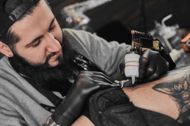 Dövme ana tattoosalon içinde dövme