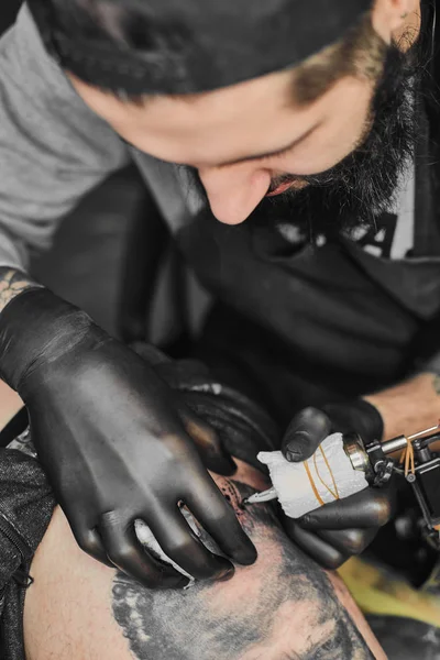 Mester tetoválás tetoválás van a tattoosalon — Stock Fotó