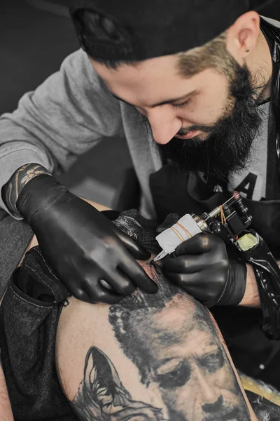 Τατουάζ πλοίαρχος είναι τατουάζ για το tattoosalon — Φωτογραφία Αρχείου