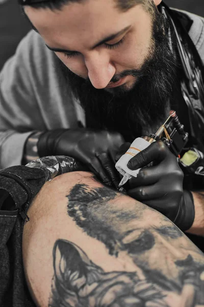Mester tetoválás tetoválás van a tattoosalon — Stock Fotó