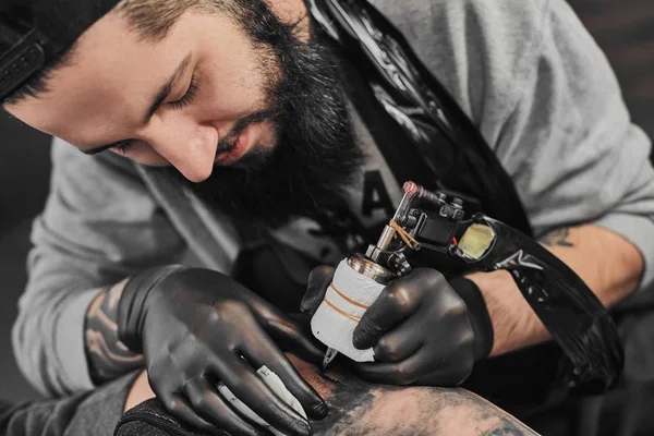 Tatuering master tatuering i tattoosalon — Stockfoto