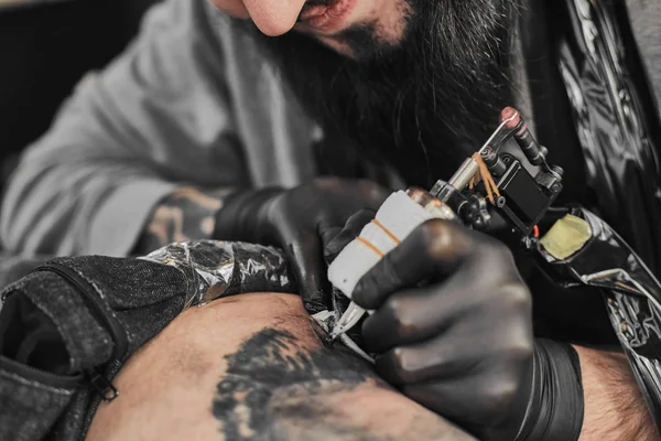 纹身大师纹身在 tattoosalon — 图库照片
