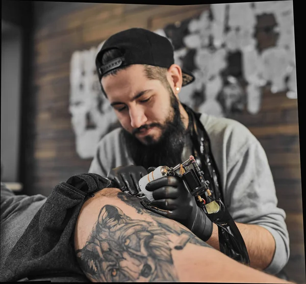 Tatuering master tatuering i tattoosalon — Stockfoto