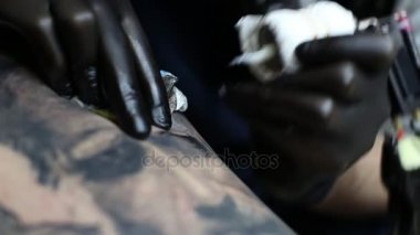 Cilt üzerinde dövme dövme usta siyah eldiven,