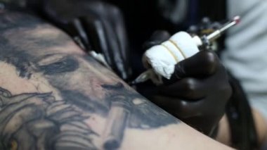 Cilt üzerinde dövme dövme usta siyah eldiven,