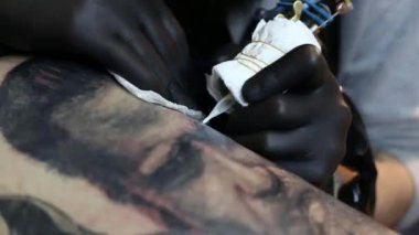 Cilt üzerinde dövme dövme usta siyah eldiven,
