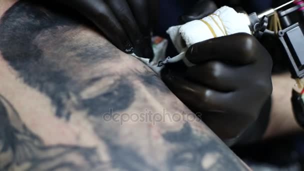 Maestro del tatuaje en guantes negros, tatuajes en la piel — Vídeos de Stock