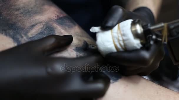 Maître de tatouage en gants noirs, tatouage sur la peau — Video