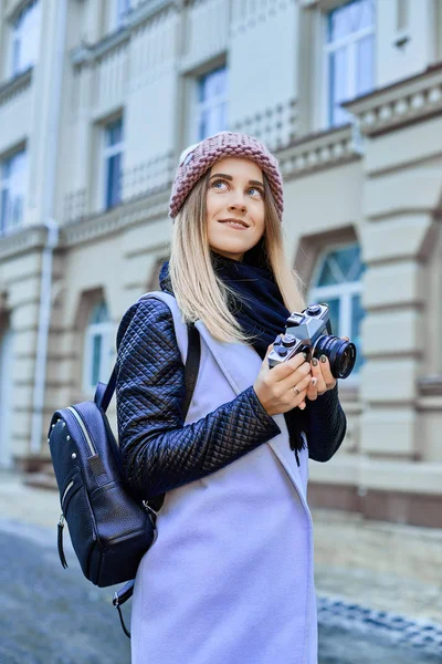 Hermosa chica fotógrafa fotografiando el casco antiguo con cámara retro — Foto de Stock