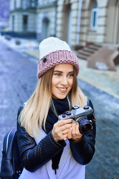 Девушка-фотограф, снимающая старый город ретро-камерой — стоковое фото