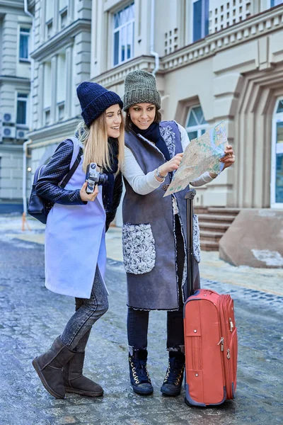 Dos amigos turistas eligen atracciones en el mapa —  Fotos de Stock