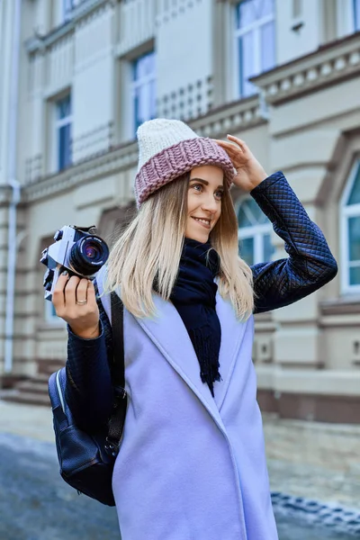 Hermosa chica fotógrafa fotografiando el casco antiguo con cámara retro — Foto de Stock