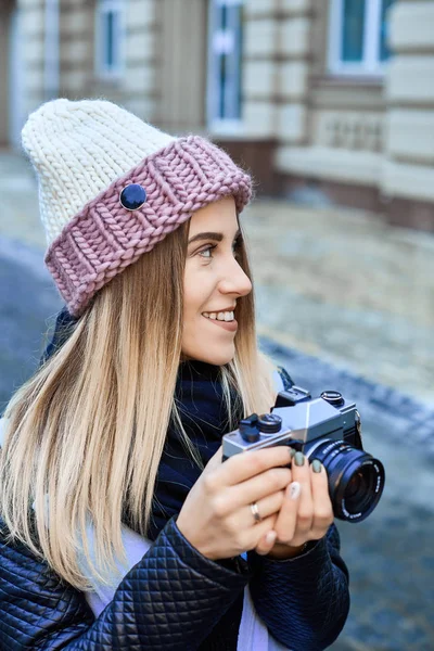 Hermosa chica fotógrafa fotografiando el casco antiguo con cámara retro — Foto de Stock