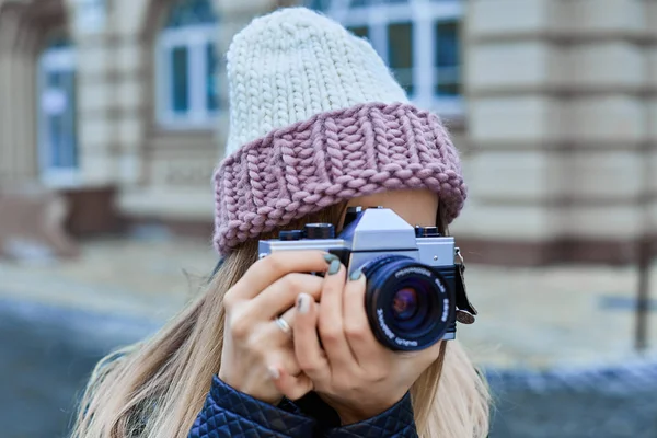 Hermosa chica fotógrafa fotografiando el casco antiguo con cámara retro — Foto de Stock