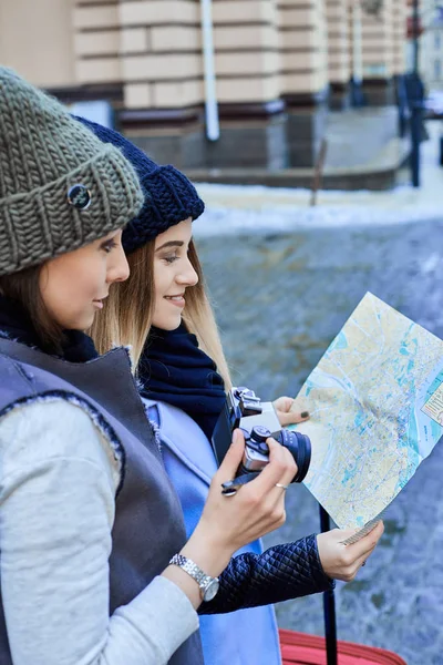 Dos amigos turistas eligen atracciones en el mapa — Foto de Stock