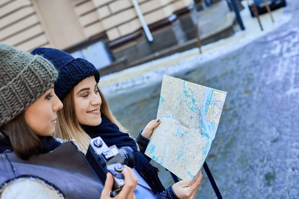 Двоє друзів туристи вибирають пам'ятки на мапі — стокове фото