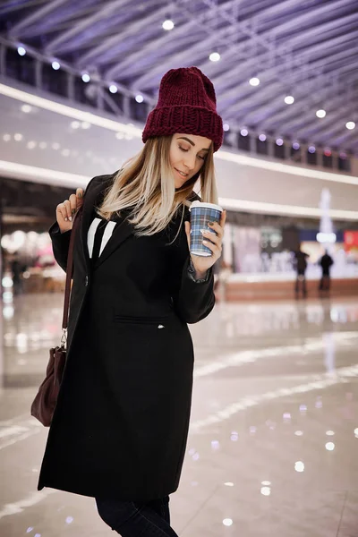 Chica bebe café y relajarse después de ir de compras — Foto de Stock