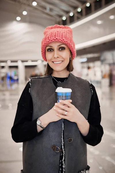 Дівчина п'є каву і розслабляється після покупки — стокове фото