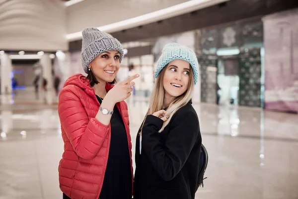 Due ragazze sono felici perché hanno nuovi acquisti — Foto Stock