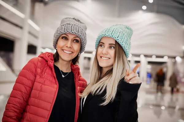 Due ragazze sono felici perché hanno nuovi acquisti — Foto Stock
